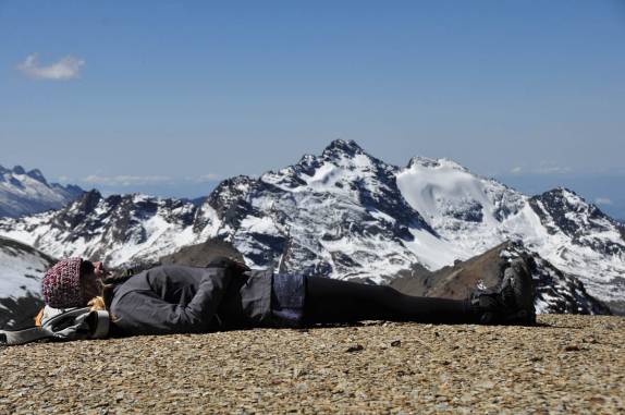 Descanso e reflexão no topo de montanha na região do Chacaltaya, na Bolívia